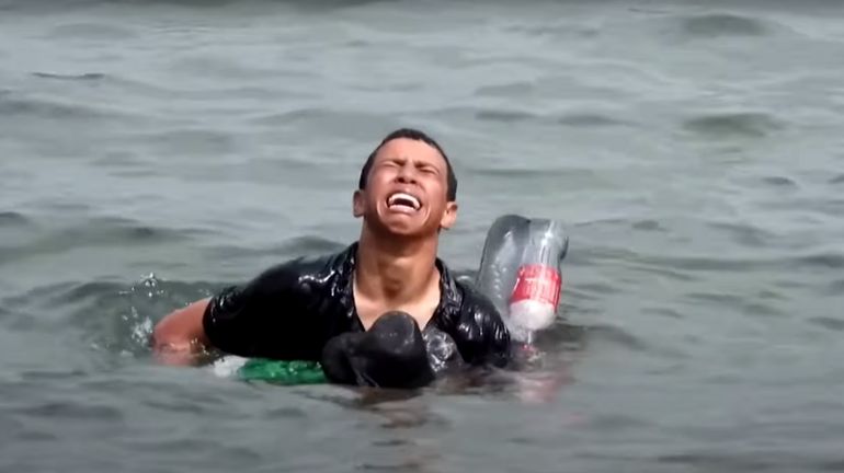 Les images du désespoir : accroché à des bouteilles en plastique, un jeune migrant rejoint l'enclave de Ceuta à la nage