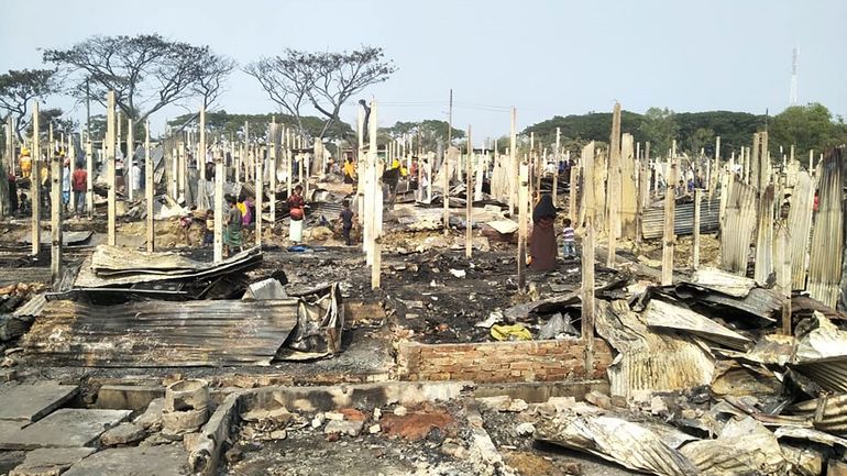 Bangladesh: un incendie ravage un camp de réfugiés Rohingyas, 2000 personnes sans abri