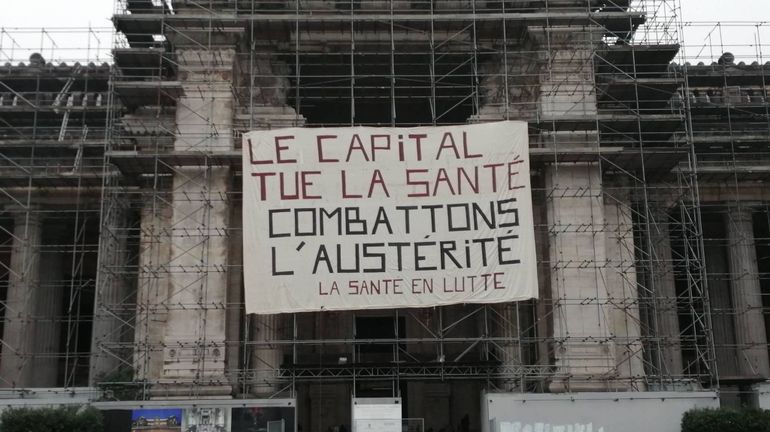 Une banderole sur le palais de justice de Bruxelles : la 