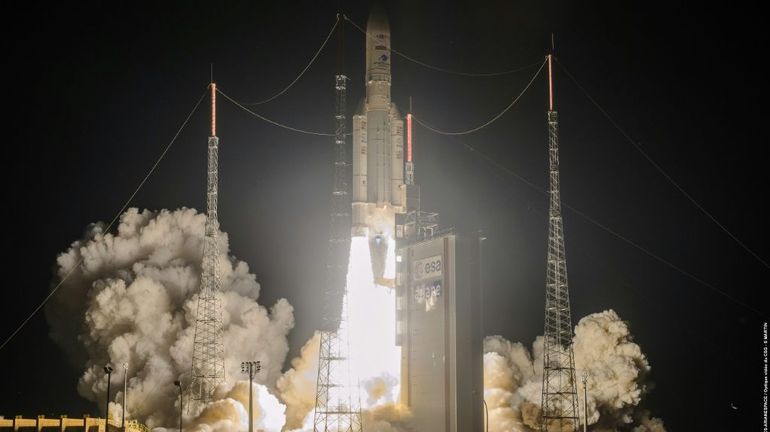 Espace : après trois reports, lancement réussi pour la fusée Ariane 5
