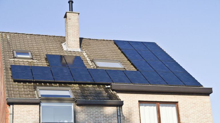 Propriétaires de panneaux photovoltaïques wallons : une redevance et des compensations