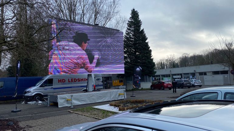 Une séance de drive-in pour découvrir l'Athénée Royal René Magritte à Lessines