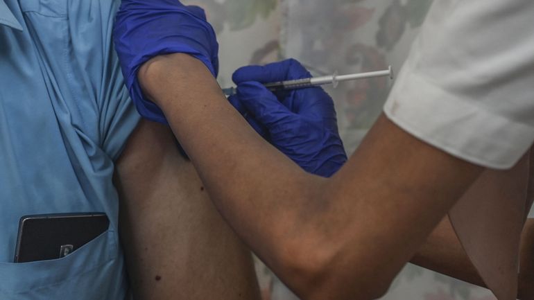 Vaccin anti-coronavirus : un fabricant indien demande la fin de l'embargo sur ses matières premières