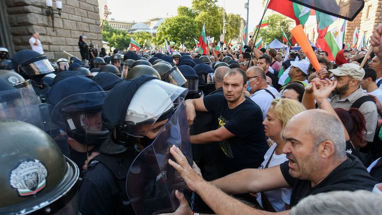 Bulgarie : échauffourées avant l'examen d'un projet de constitution