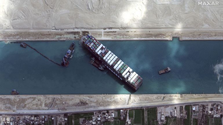 Canal de Suez bloqué : le porte-conteneurs 