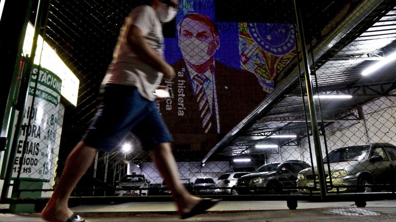 Bolsonaro rejette le confinement qui menace selon lui de ruiner le Brésil