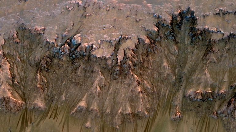 Les coulées de lave sur Mars sont-elles de la boue avec peut-être des traces de vie ?