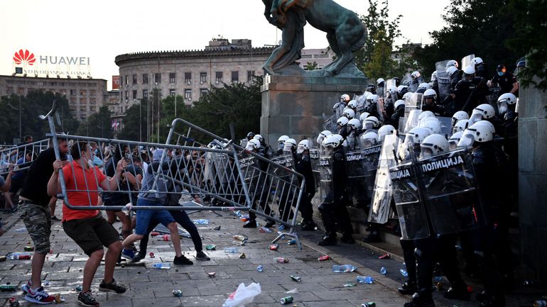 Coronavirus en Serbie : dix policiers blessés dans les heurts de mercredi