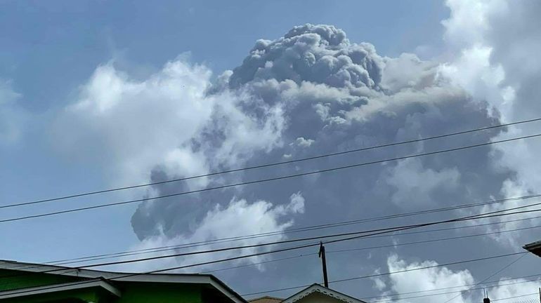 Caraïbes : des milliers d'évacuations suite à l'éruption violente du volcan de l'île de Saint-Vincent