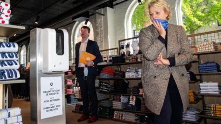 La ministre de l'Économie Nathalie Muylle assiste à la réouverture des commerces