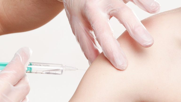 Limiter AstraZeneca aux 18-55 ans devrait permettre d'accélérer la campagne de vaccination