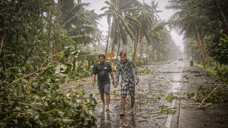 Typhon aux Philippines: 140.000 personnes réfugiées dans des abris d'urgence