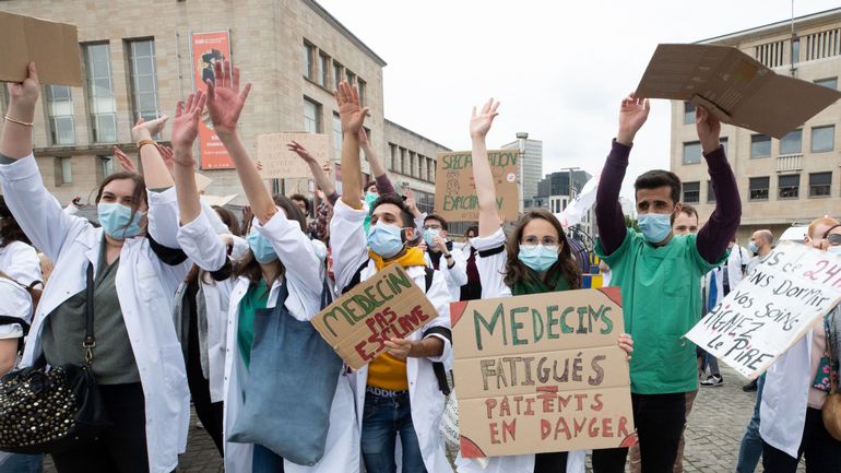 Grève des médecins assistants : des centaines de manifestants ont affiché leur mécontentement à Bruxelles