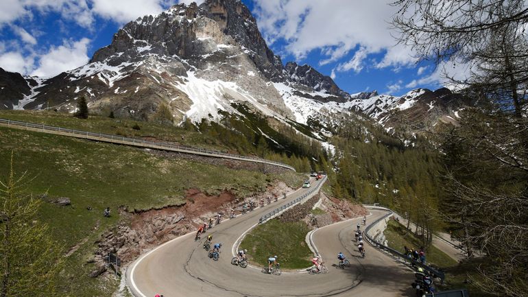 Giro : l'étape reine écourtée à cause du mauvais temps, le Fedaia et le Pordoi supprimés (LIVE commenté)