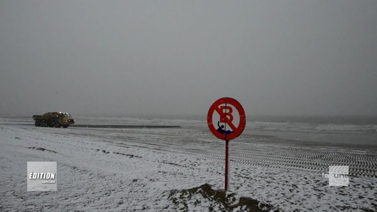 Neige: les plages belges et néerlandaises recouvertes d'un manteau blanc (photos et vidéos)