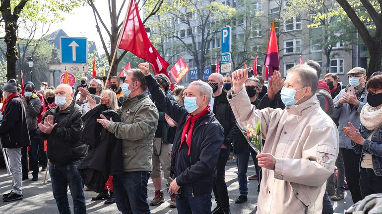 Manifestations à Liège : une centaine de personnes sur la place Saint-Lambert malgré l'interdiction du bourgmestre