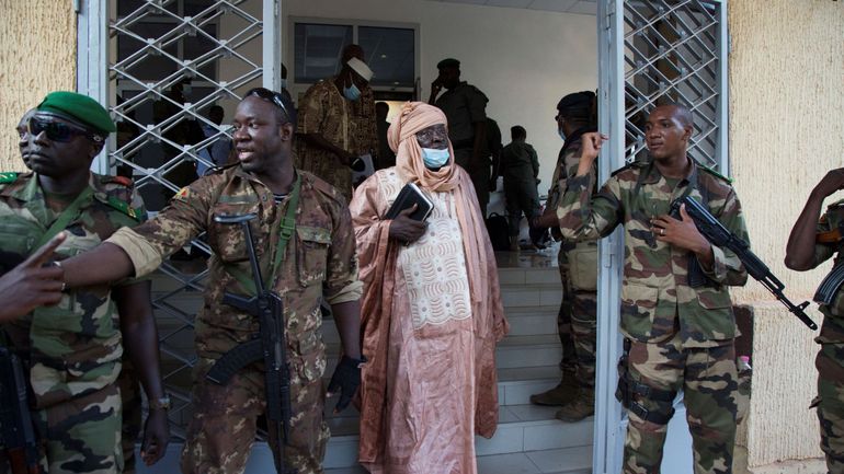 Coup d'État au Mali : la junte libère deux détenus, l'ONU rencontre le président