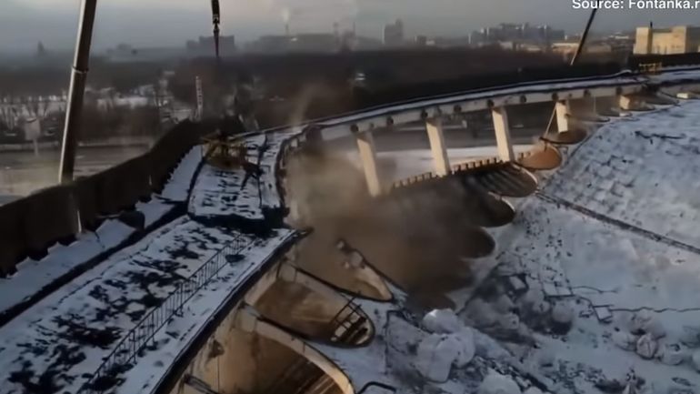 Russie: l'effondrement spectaculaire d'un stade olympique coûte la vie à un ouvrier