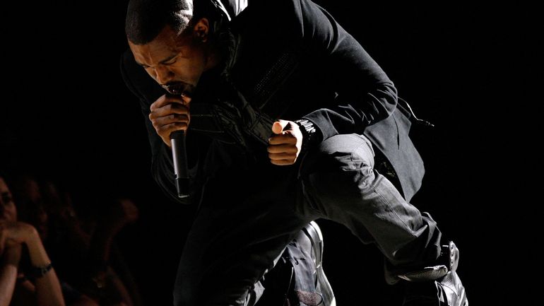 1,8 million de dollars pour des baskets portées par Kanye West : une vente record