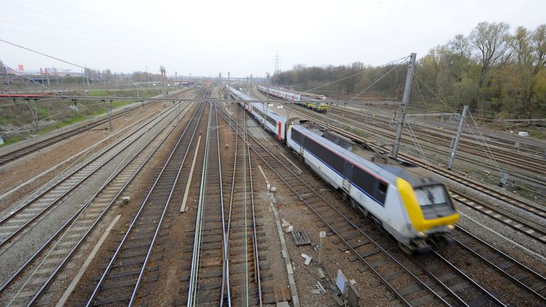 Deux wagons en feu en gare de Schaerbeek Formation, l'origine de l'incendie est inconnue