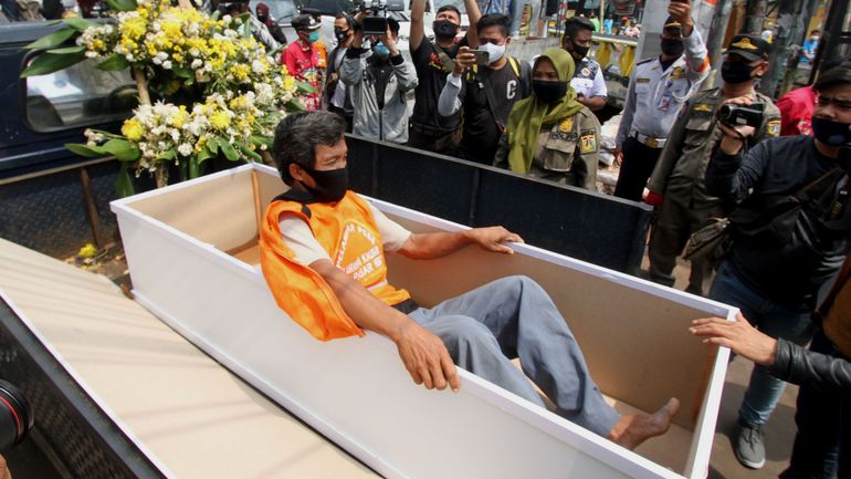 Coronavirus en Indonésie : les anti-masques priés de s'allonger dans un cercueil pour éviter l'amende