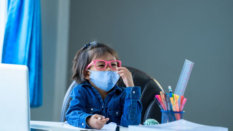 Revue de presse : qui sera prêt à l'heure demain matin pour l'école à distance ?