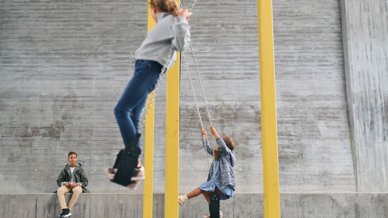 En ville, les enfants ne jouent plus dehors, comment leur rendre la rue ?