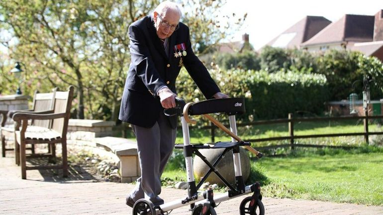 Un Britannique de 99 ans récolte plus de 13 millions d'euros pour les soignants