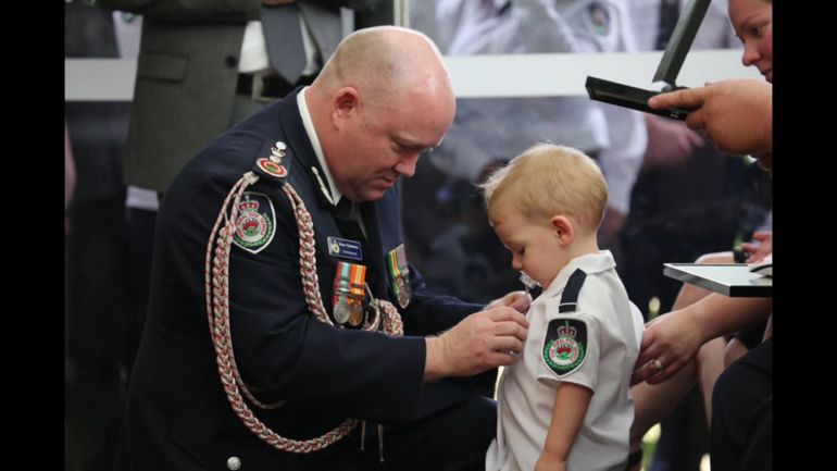 Incendies en Australie : à 19 mois, il est décoré au nom de son père, un pompier décédé