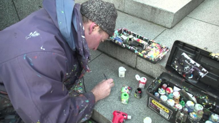 Un artiste londonien transforme les chewing-gums jetés dans la rue en 