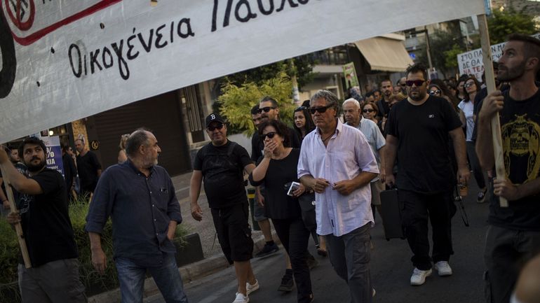 Grèce : des milliers de personnes à Athènes sept ans après le meurtre d'un rappeur anti-fasciste, par un néonazi