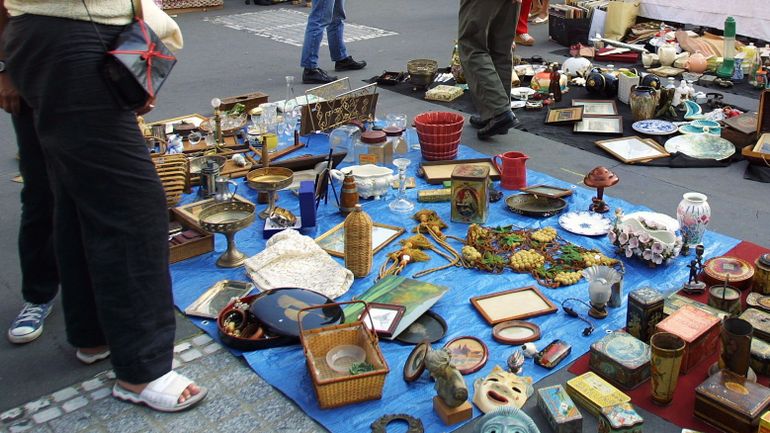 En Suisse, deux clientes d'une brocante découvrent 20.000 francs dans deux coussins