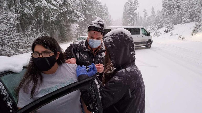 Etats-Unis : bloqués par une tempête de neige, ils improvisent une séance de vaccination contre le coronavirus sur la route