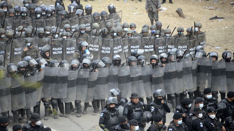 Matraques et gaz lacrymogènes : le Guatemala disperse par la force des migrants en route vers les Etats-Unis