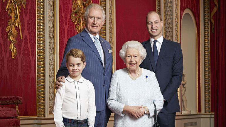 La reine Elizabeth II pose entourée des futurs rois, Charles, William et George