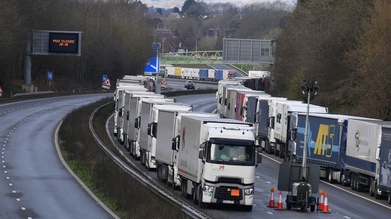Douvres : plus de 1000 militaires britanniques déployés pour le dépistage des routiers bloqués