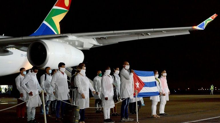 Coronavirus: plus de 200 médecins cubains débarquent en Afrique du Sud pour lutter contre l'épidémie