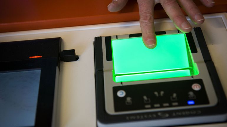 La nouvelle carte d'identité, avec les empreintes digitales, sera testée dès mardi
