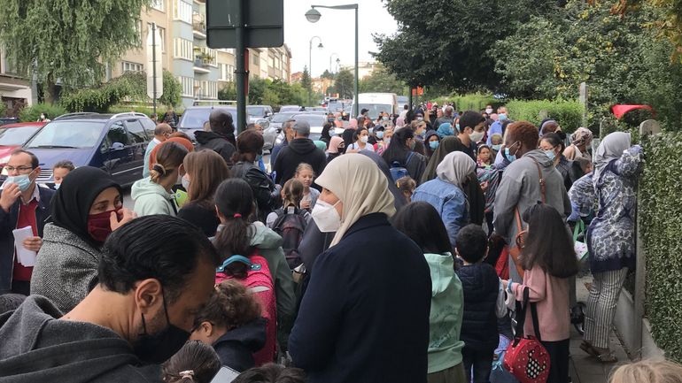 Rentrée scolaire 2020 sous Covid: des files et des larmes
