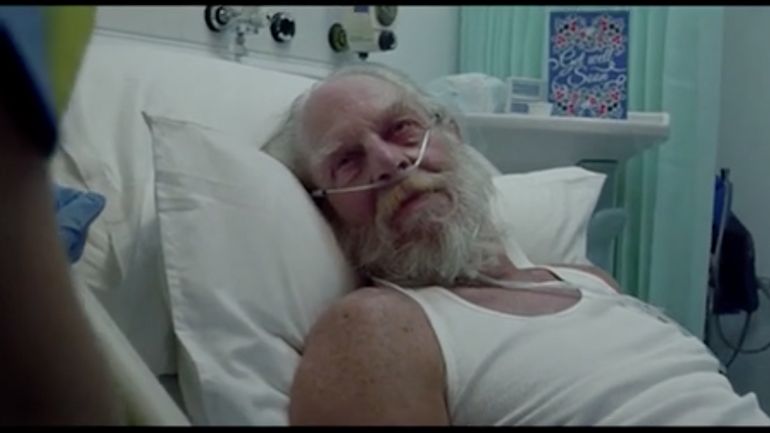 Le père Noël hospitalisé à cause du Covid : la campagne du système de santé publique britannique qui fait débat