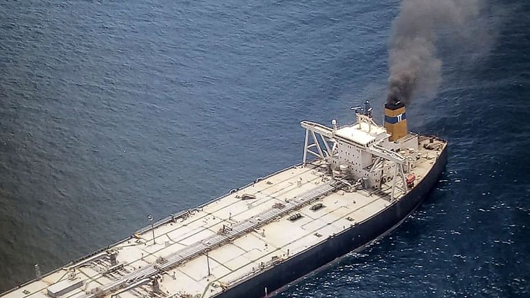 Sri Lanka : du pétrole s'écoule d'un navire en feu