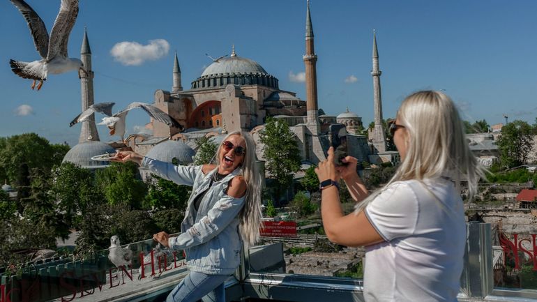 En Turquie, les touristes ne sont pas obligés de respecter les règles de confinement qui s'appliquent aux Turcs