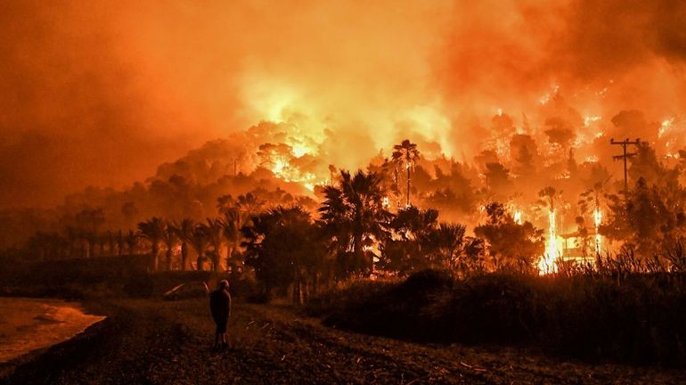L'incendie de forêt en Grèce continue à faire rage