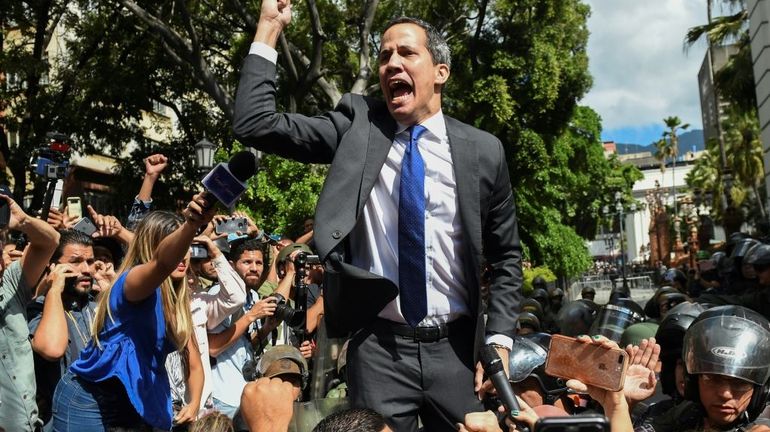 Venezuela : Guaido accède finalement au perchoir et prête serment