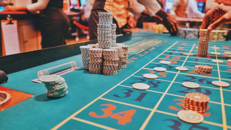 Trois policiers sanctionnés pour avoir joué au casino en ligne, une première: 