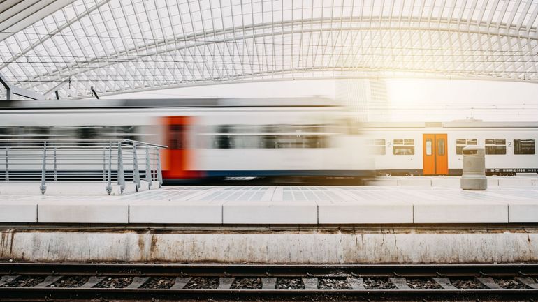 Fermetures de guichets de gares : Le PTB demande au CA de la SNCB de les maintenir