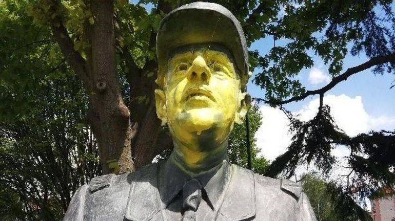 Colère en France, deux statues du Général De Gaulle vandalisées