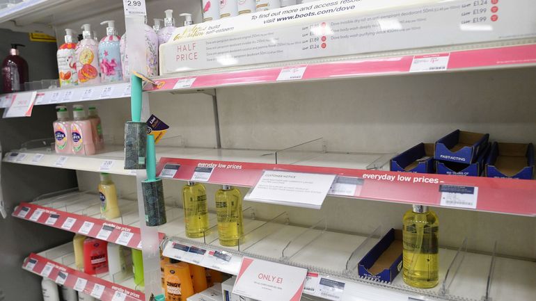 Coronavirus: les supermarchés britanniques imposent des restrictions