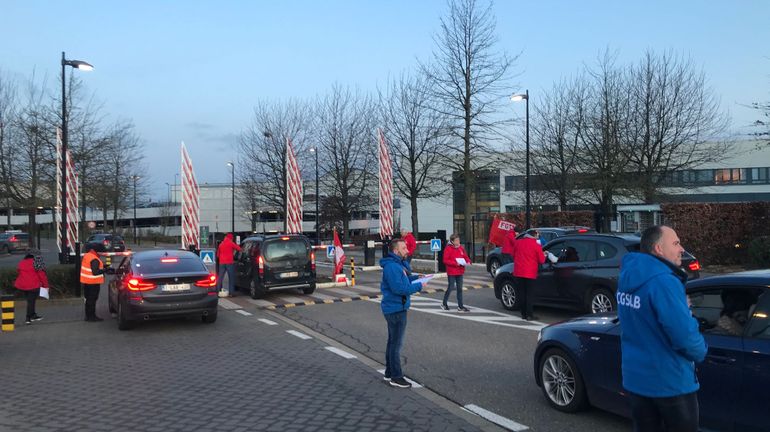 Actions syndicales devant les trois sites wallons de GSK