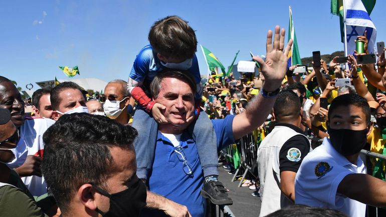 Coronavirus : Bolsonaro s'entête et s'offre un nouveau bain de foule, son pays est le deuxième plus touché